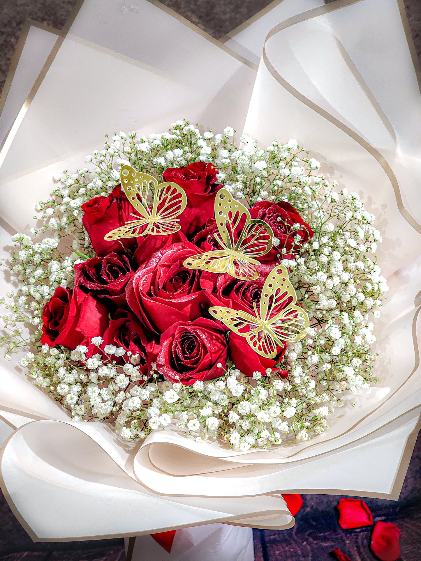 12 roses bouquet with gypsofphila